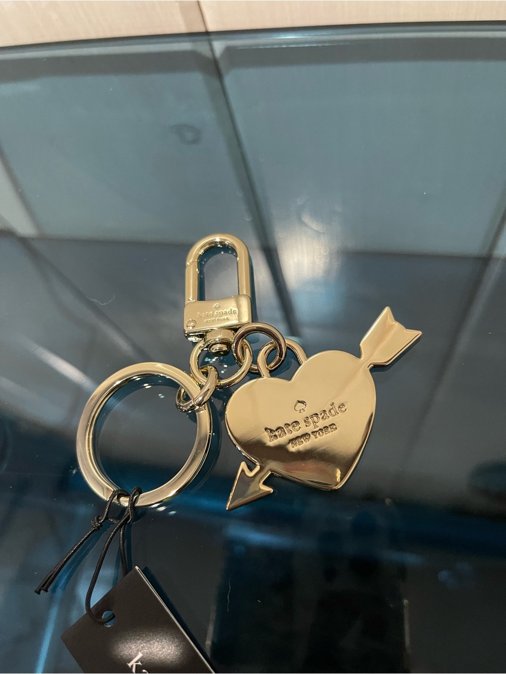 $129 Kate Spade ♠️ Love Shack Bag Charm Gold-Tone Red Heart Arrow Key Ring NWT - Picture 4 of 8